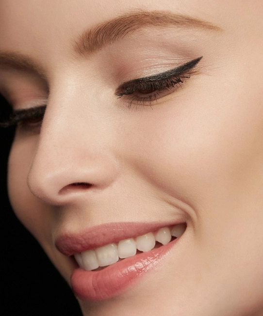 BioNike Подводка жидкая для глаз DEFENCE COLOR PERFECT LINER EYELINER 01, 3мл (2)